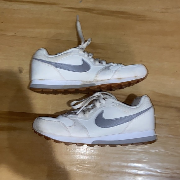 NIKE WMNS SZ 6.5 WHITE AND SILVER LIGHT WEIGHT GUM BOTTOM RUNNING SHOES - Picture 2 of 5